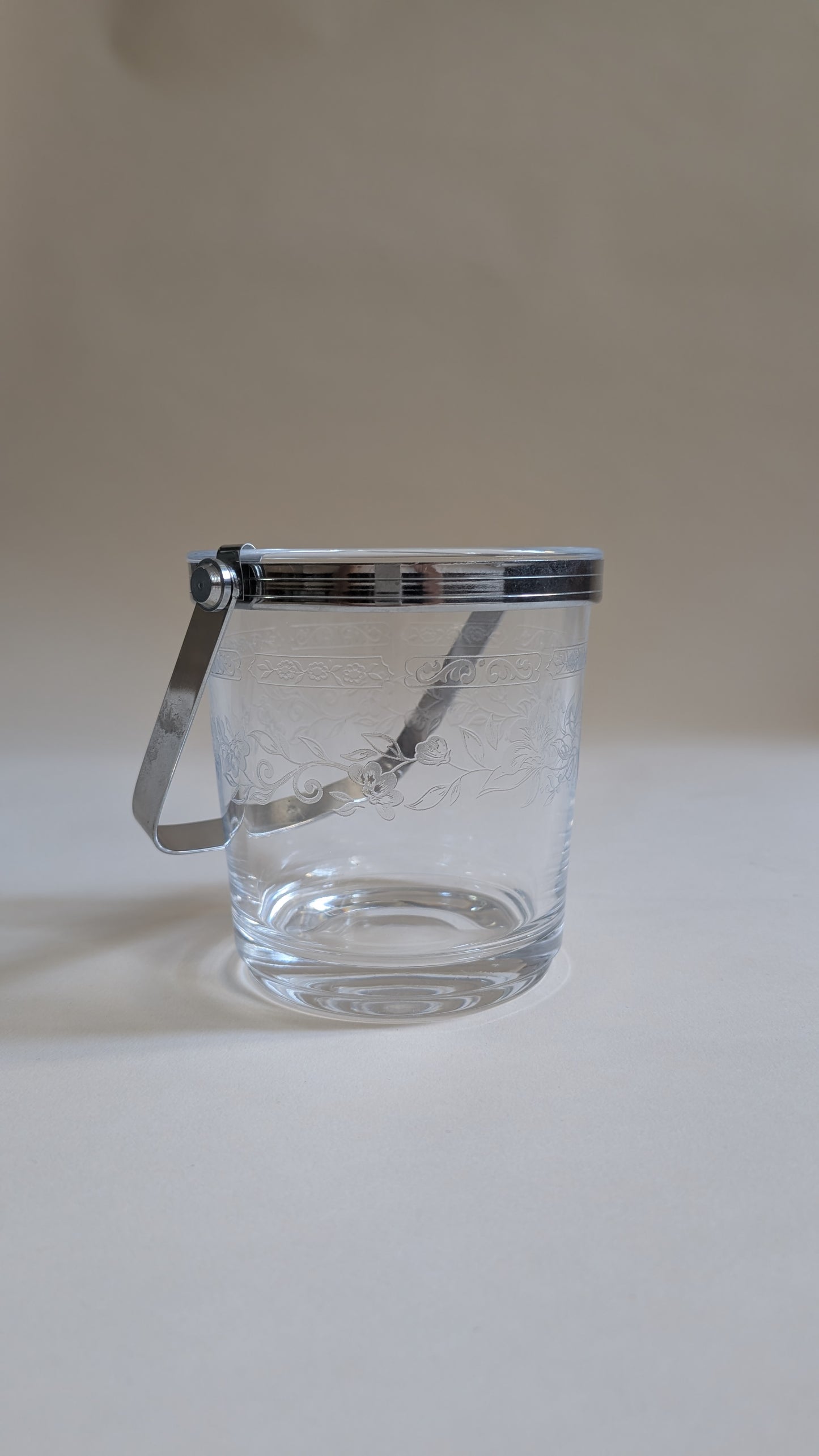 Seau à glace en verre transparent avec un motif floral gravé