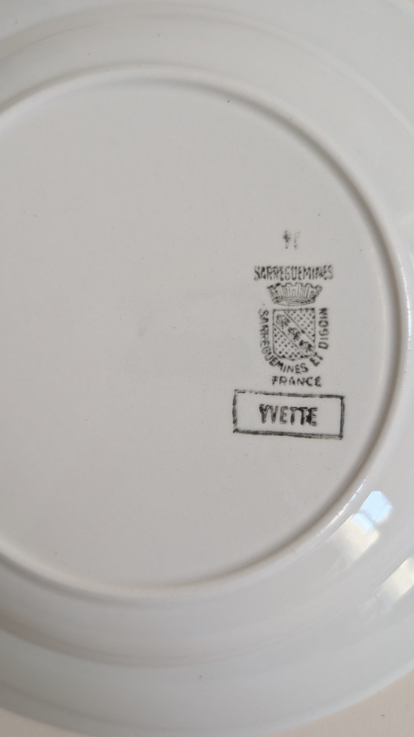 Ensemble de 7 assiettes Sarreguemines et Digoin, Yvette
