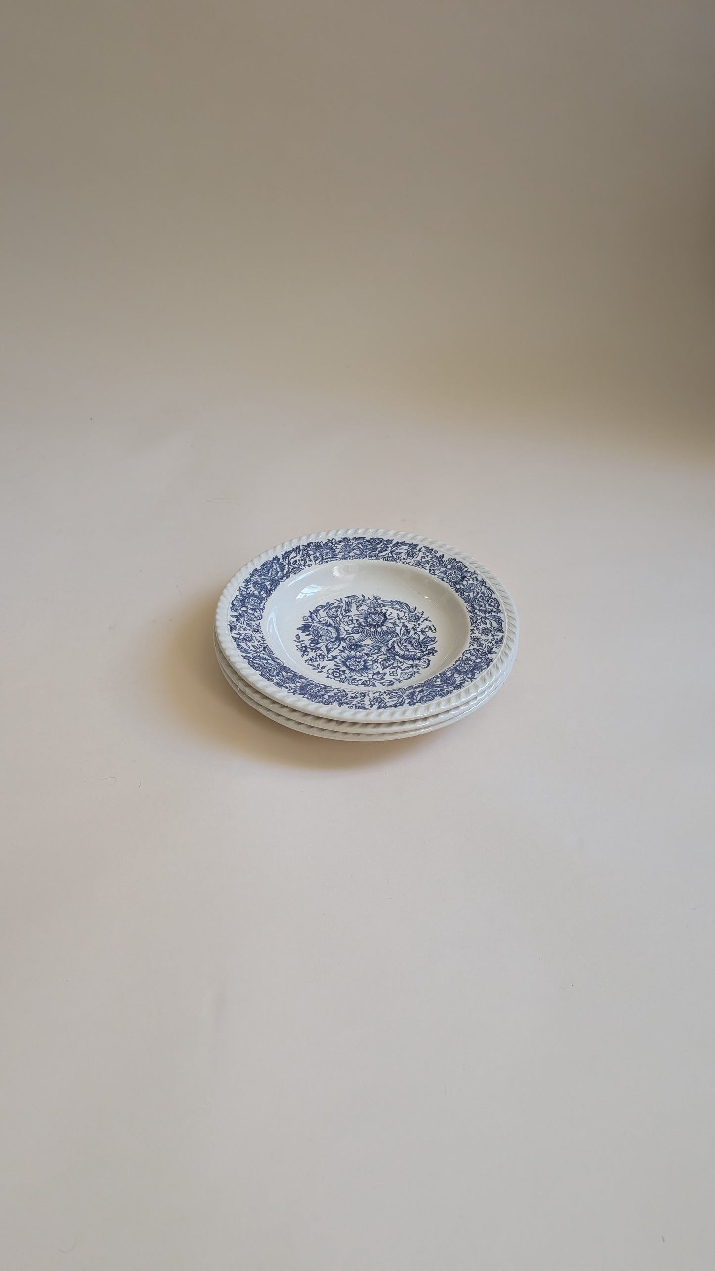 Ensemble de 3 assiettes creuses anciennes – décor bleu floral