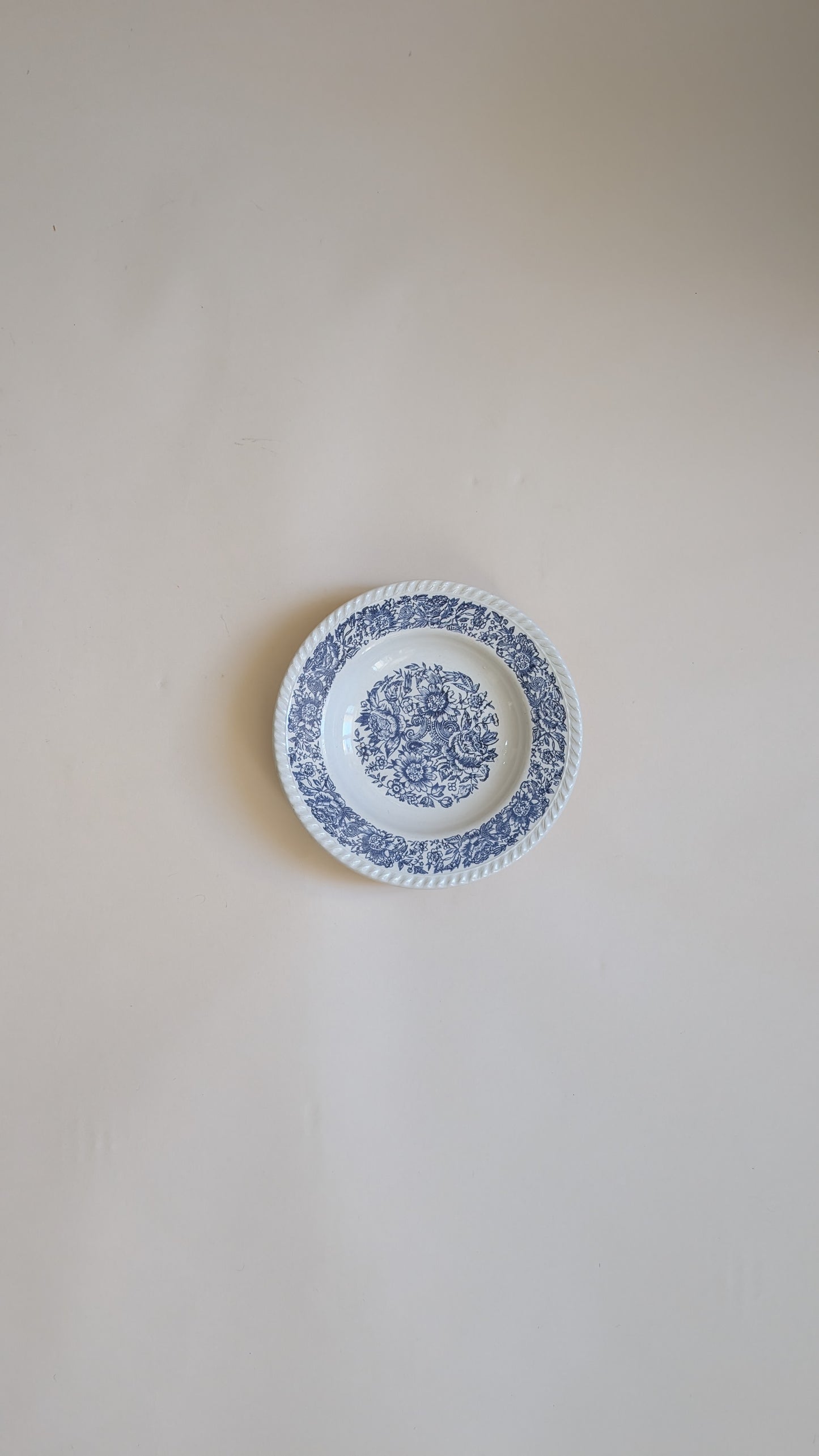 Ensemble de 3 assiettes creuses anciennes – décor bleu floral