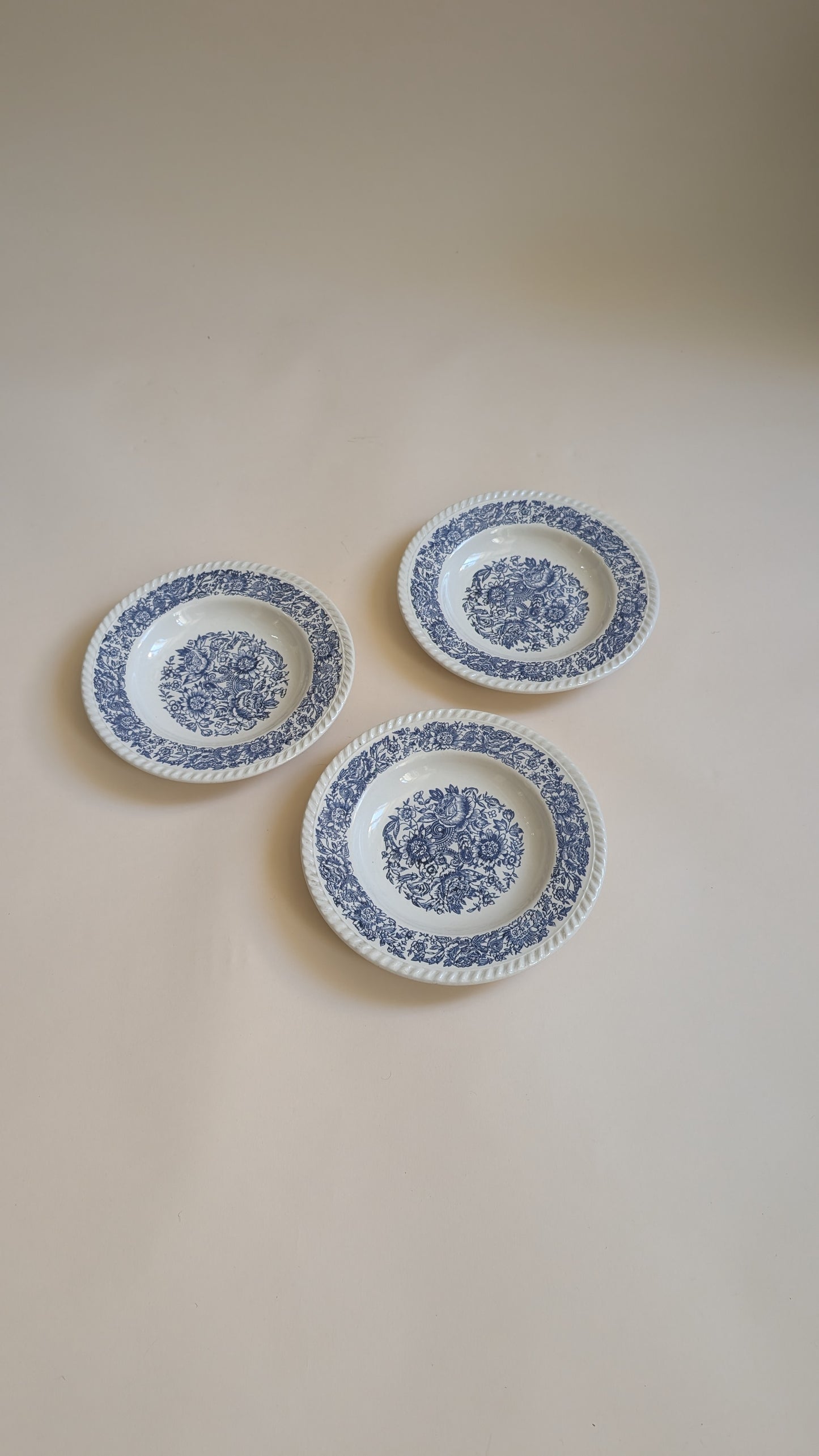 Ensemble de 3 assiettes creuses anciennes – décor bleu floral