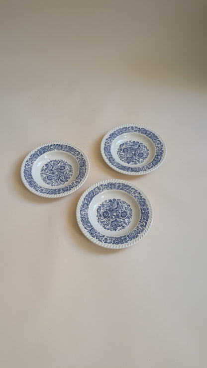 Ensemble de 3 assiettes creuses anciennes – décor bleu floral