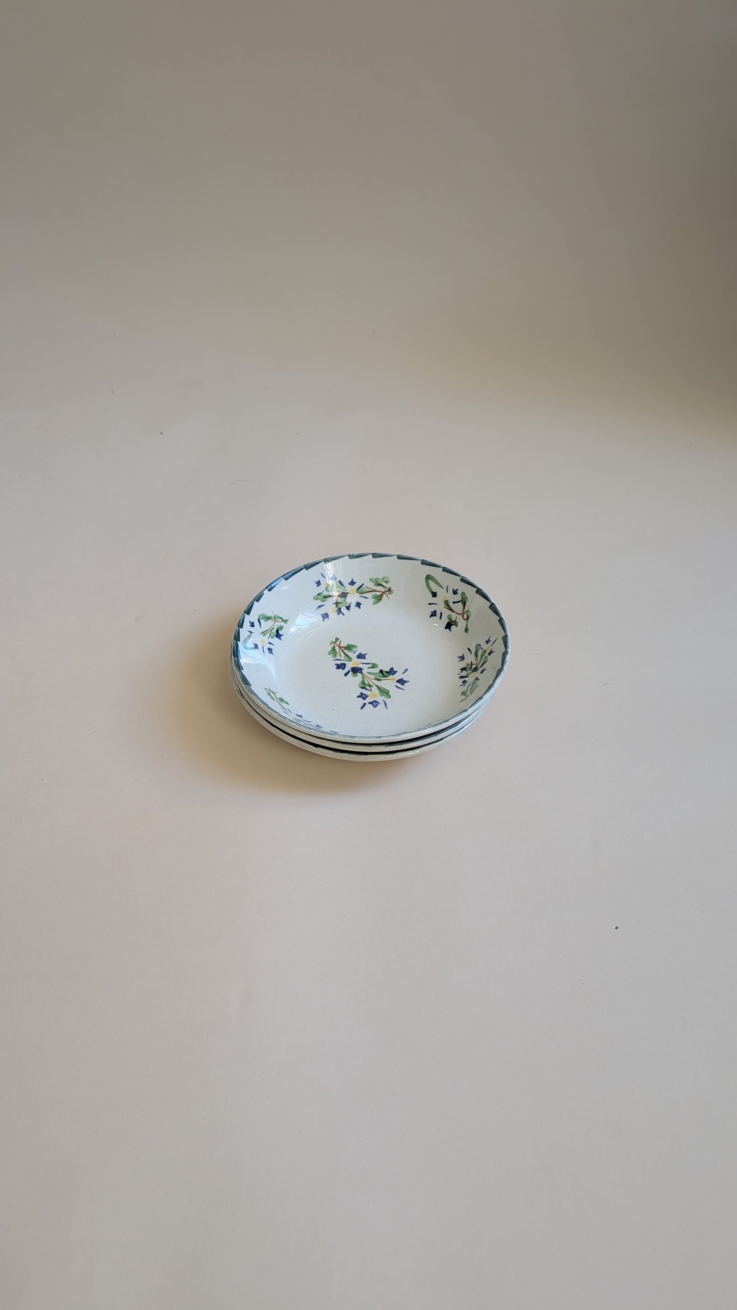 Ensemble de 3 assiettes creuses anciennes – Faïence décor floral
