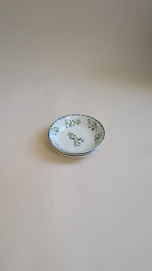 Ensemble de 3 assiettes creuses anciennes – Faïence décor floral
