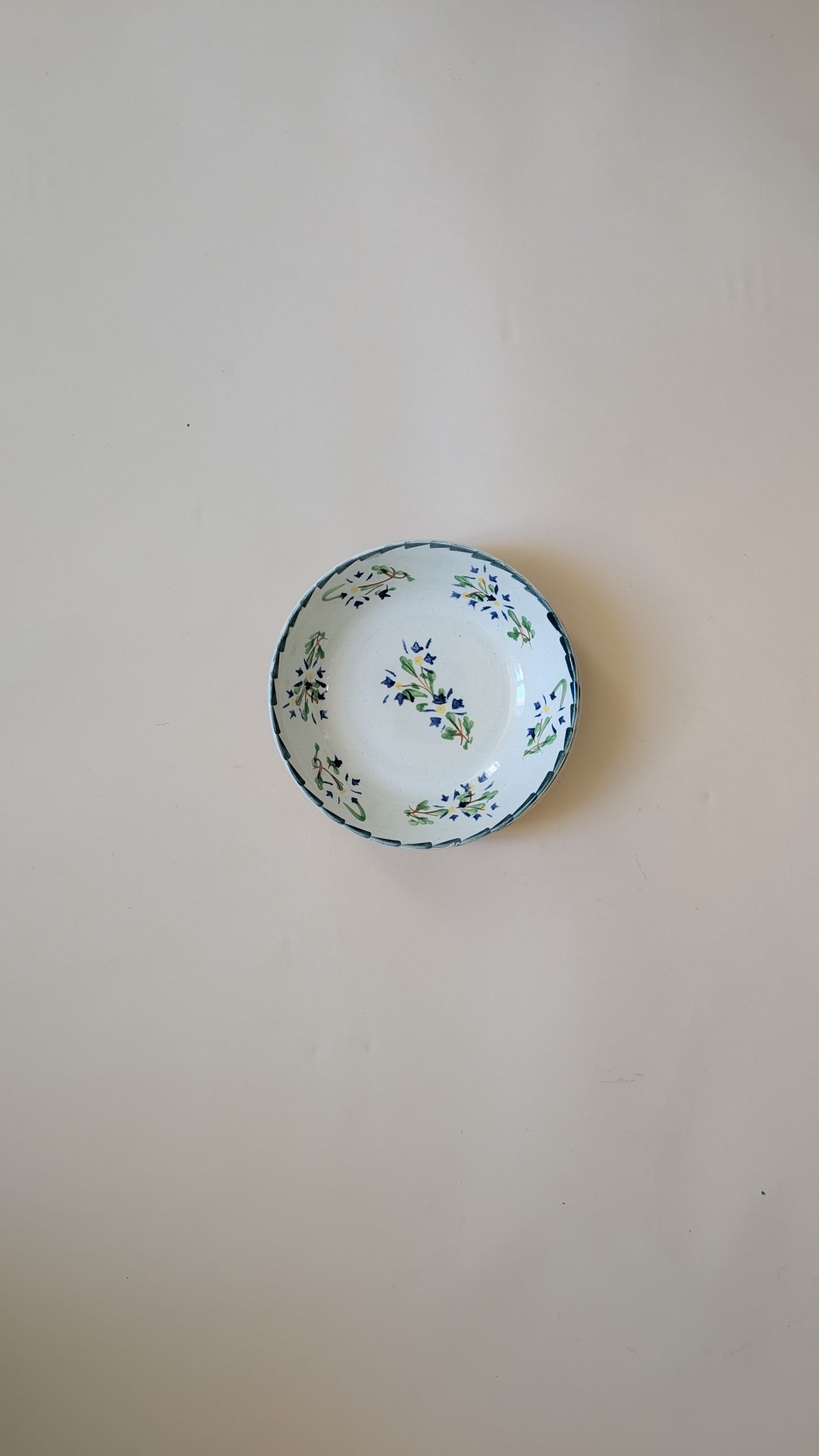 Ensemble de 3 assiettes creuses anciennes – Faïence décor floral