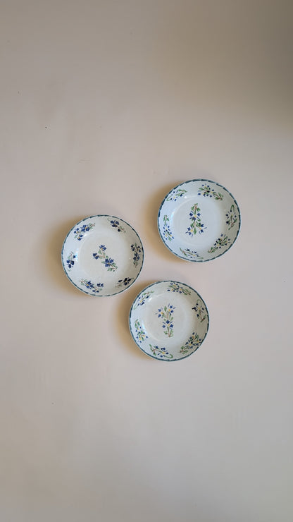 Ensemble de 3 assiettes creuses anciennes – Faïence décor floral