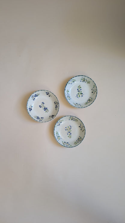 Ensemble de 3 assiettes creuses anciennes – Faïence décor floral