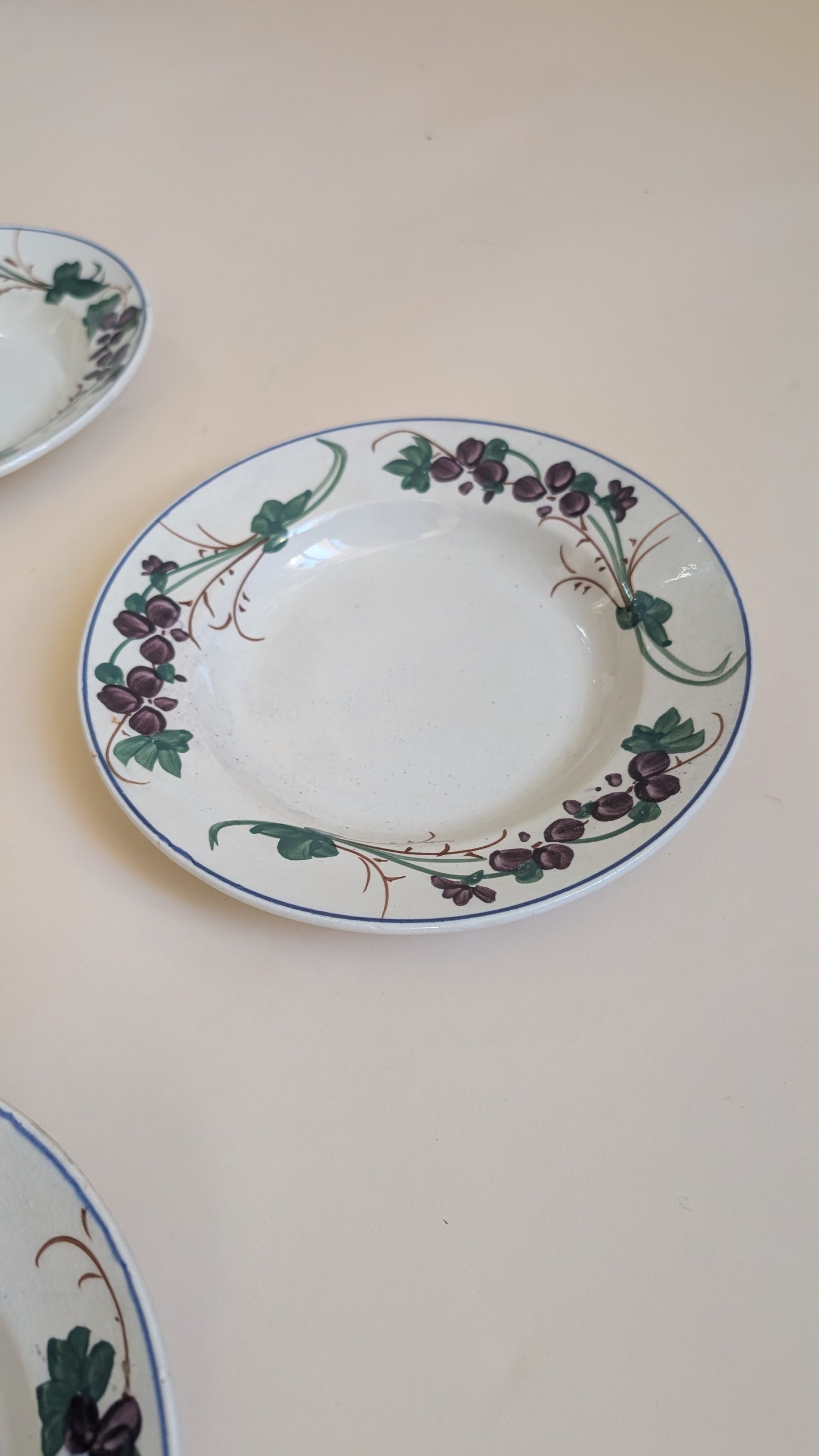 Ensemble de 4 assiettes creuses anciennes – Faïencerie de Gien