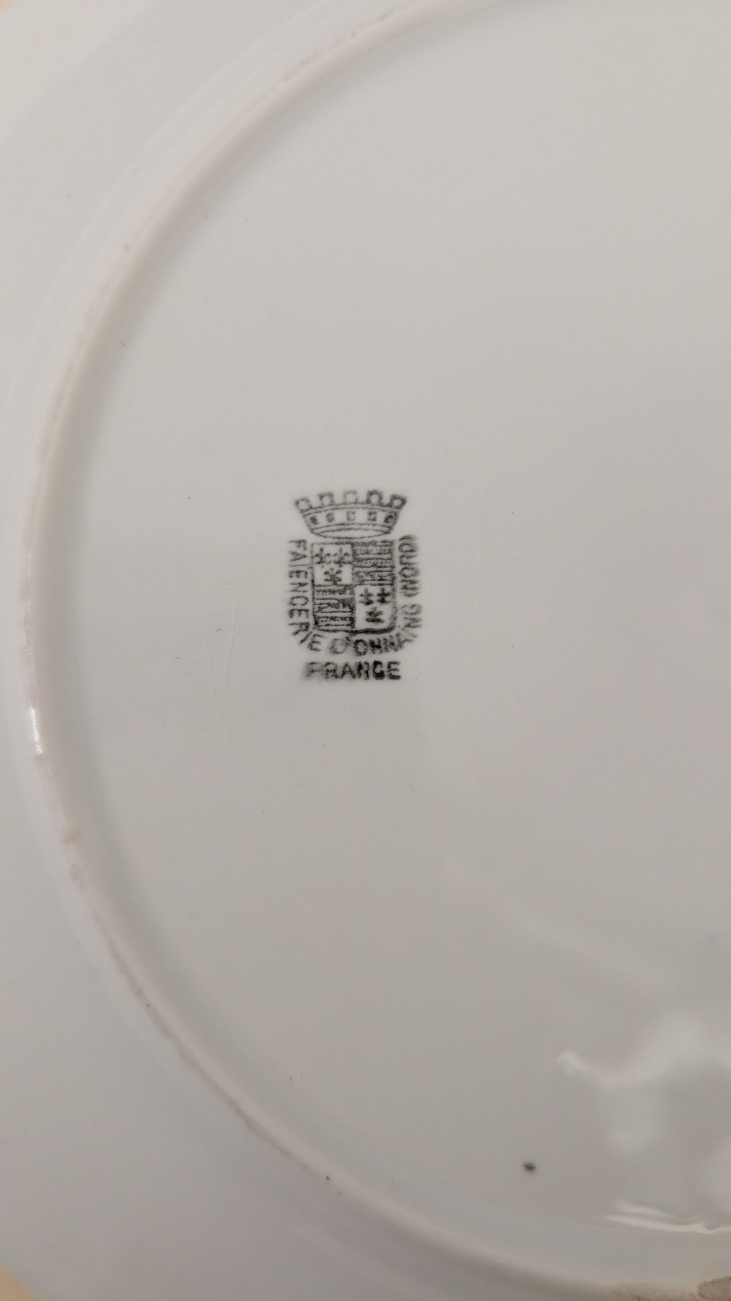 Ensemble de 14 assiettes dépareillées