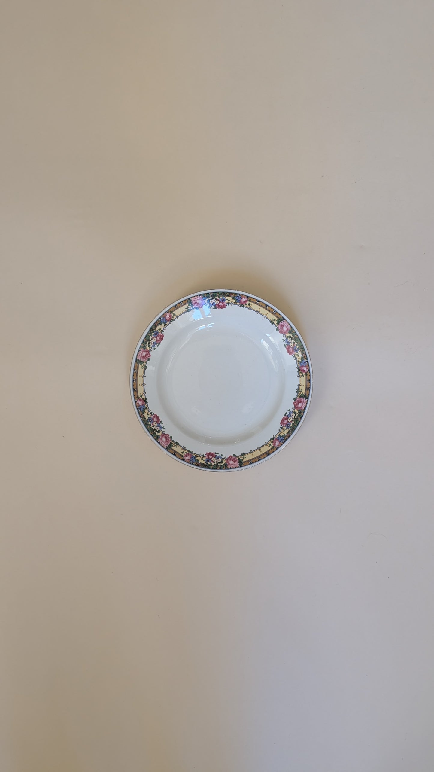 Ensemble de 14 assiettes dépareillées