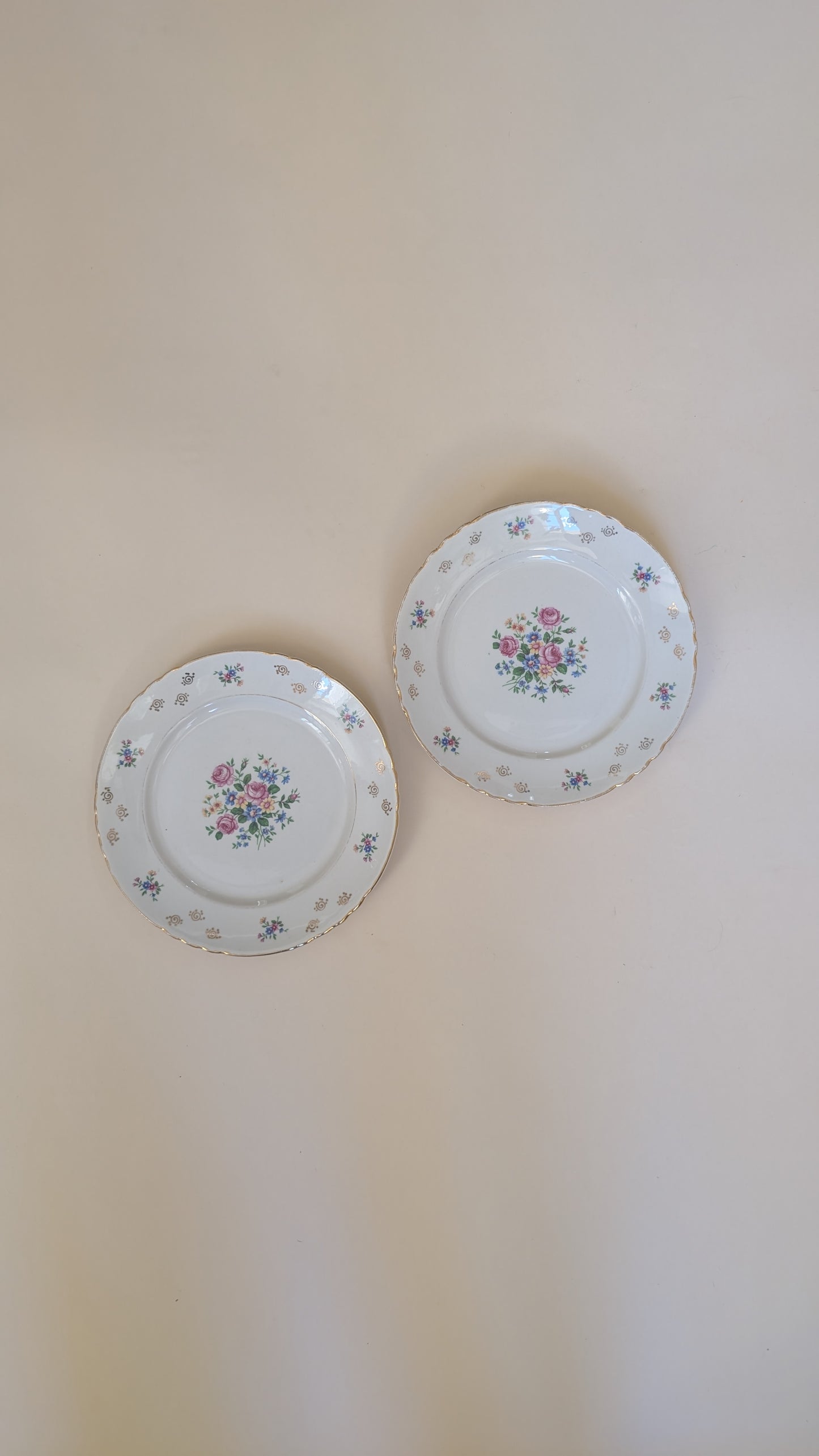 Ensemble de 14 assiettes dépareillées