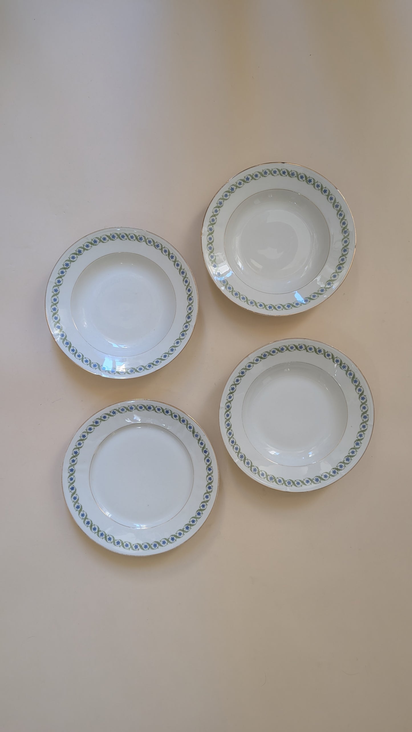 Ensemble de 14 assiettes dépareillées
