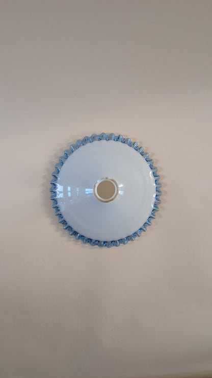 Opaline bleue aux motifs dentelés