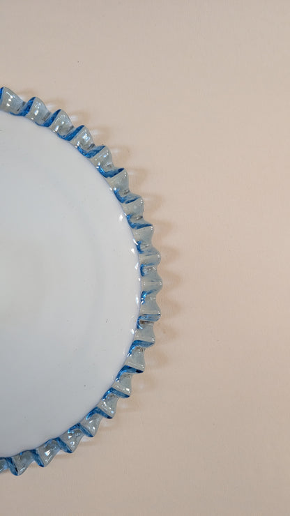 Opaline bleue aux motifs dentelés