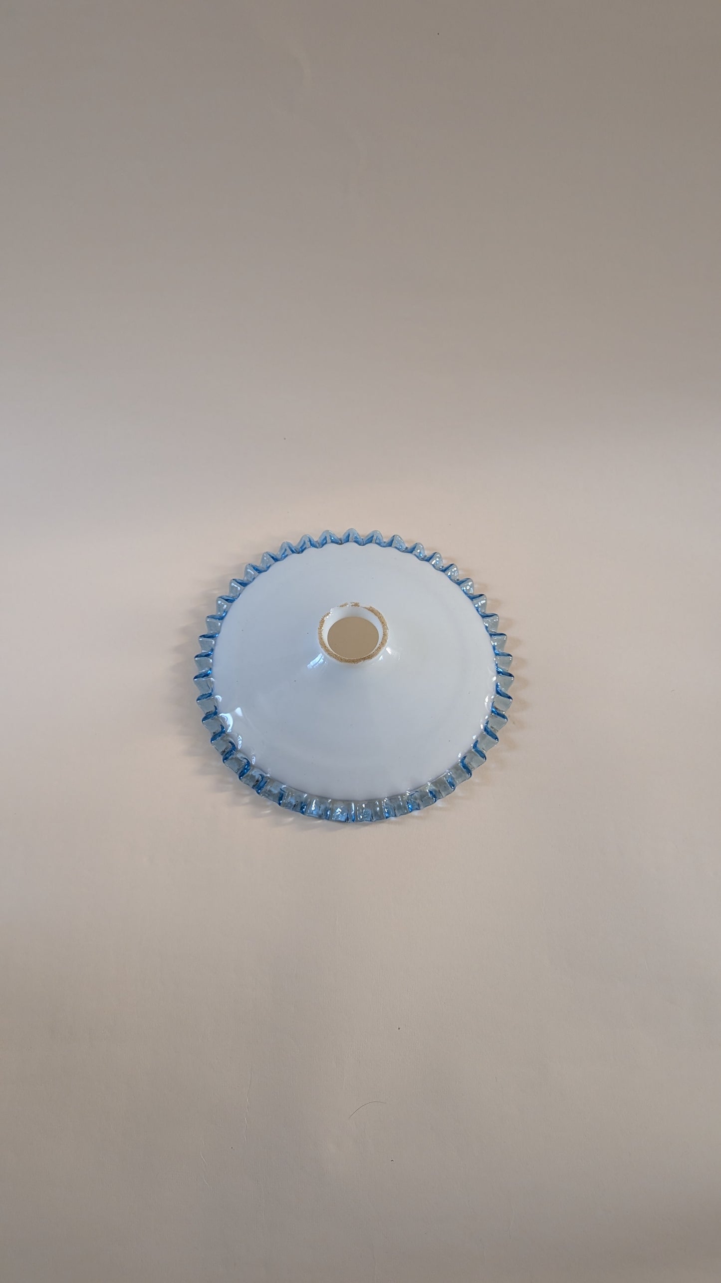 Opaline bleue aux motifs dentelés