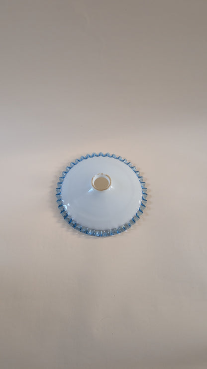 Opaline bleue aux motifs dentelés