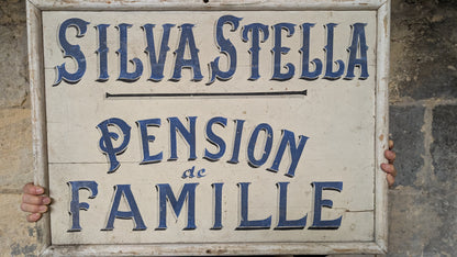 Ancienne enseigne en bois peinte à la main