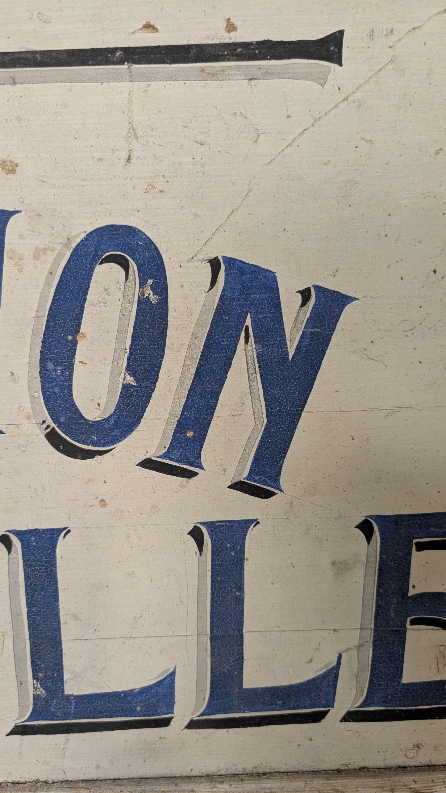 Ancienne enseigne en bois peinte à la main