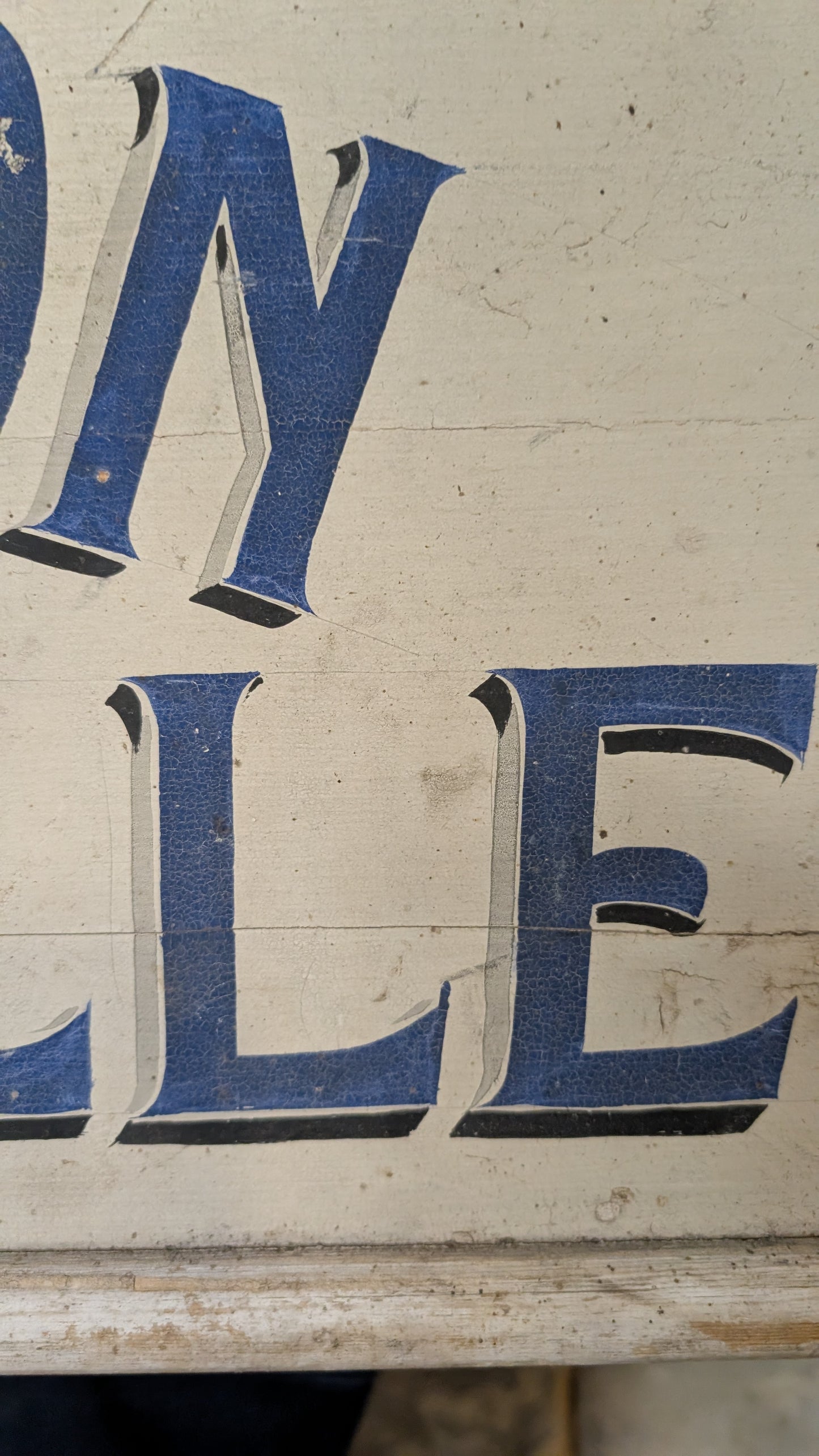 Ancienne enseigne en bois peinte à la main