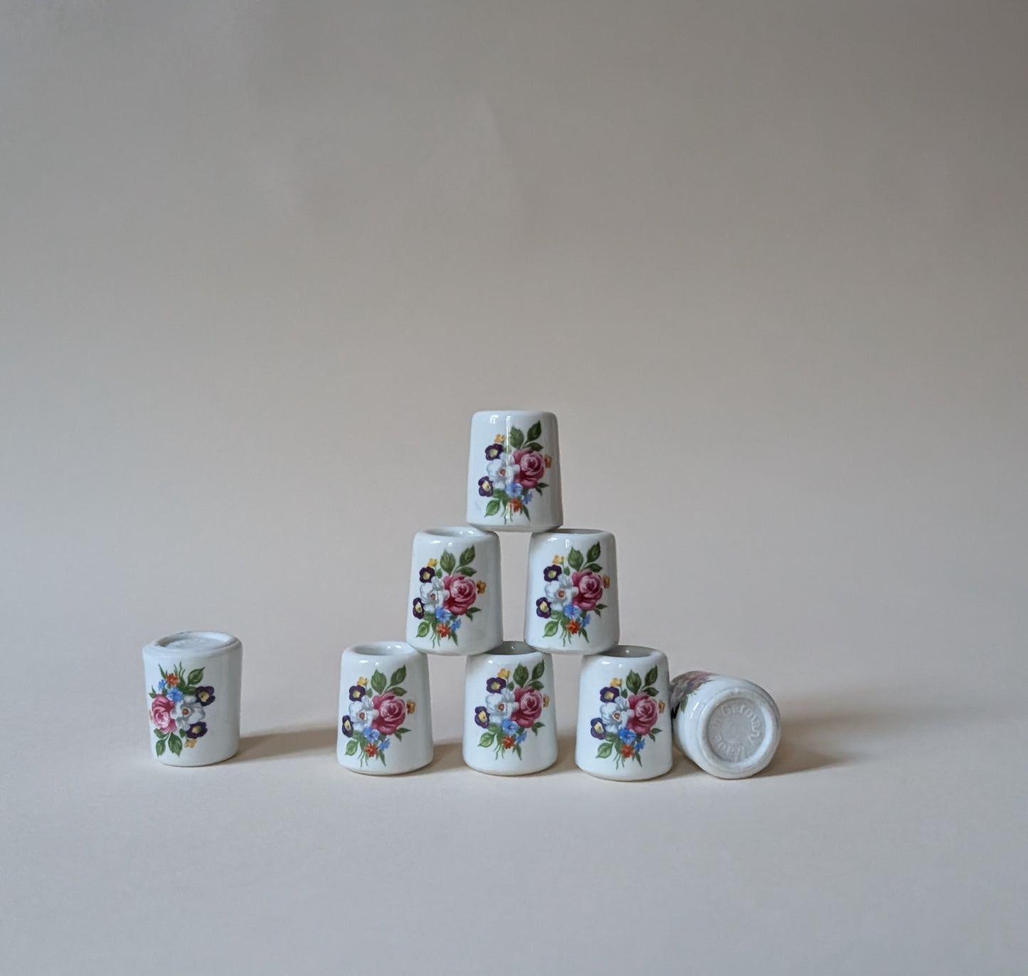 8 BOUGEOIRS EN PORCELAINE