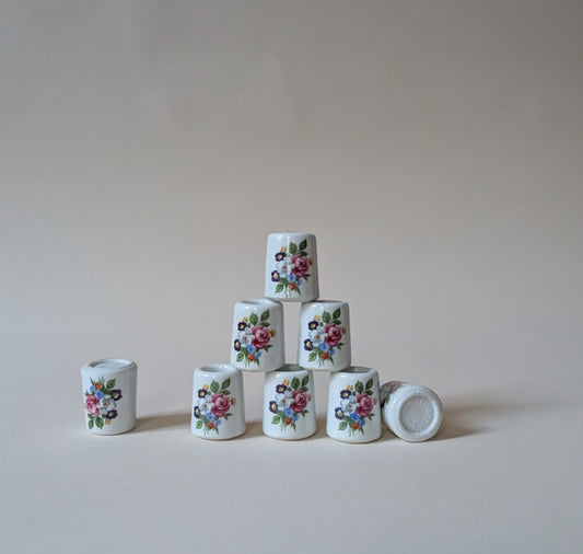 8 BOUGEOIRS EN PORCELAINE