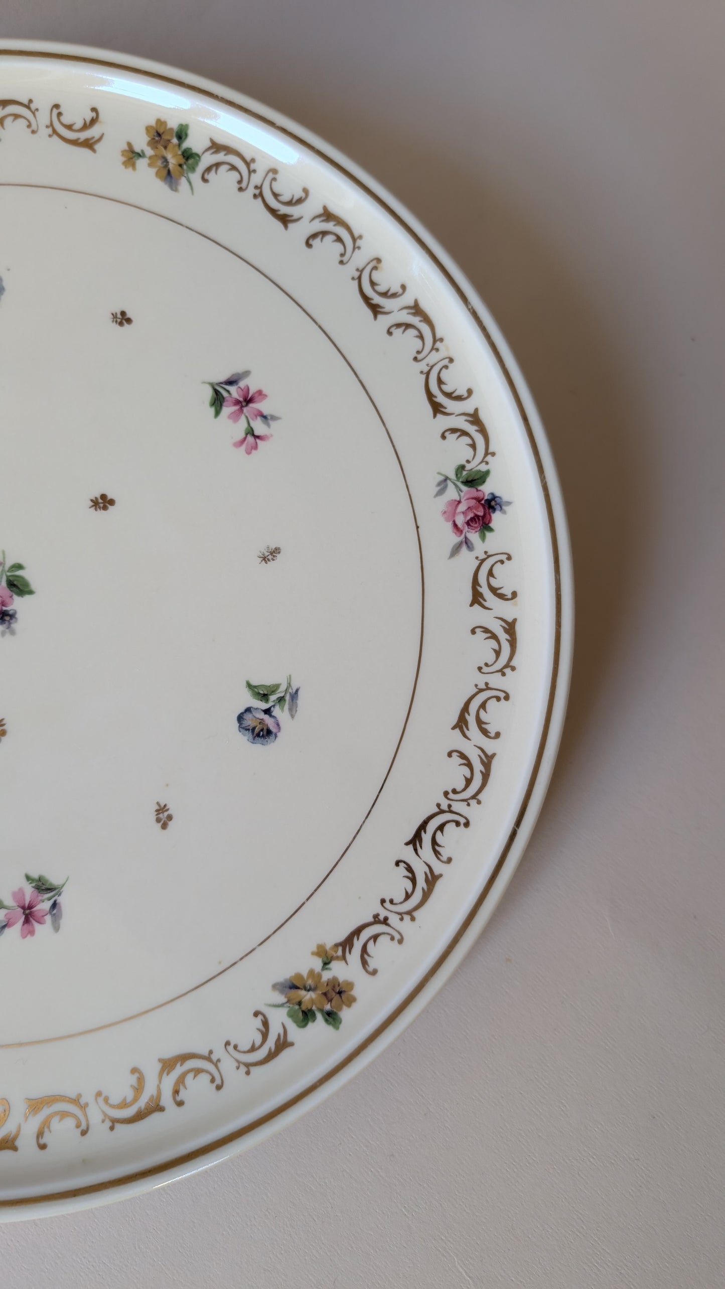 PLAT EN PORCELAINE