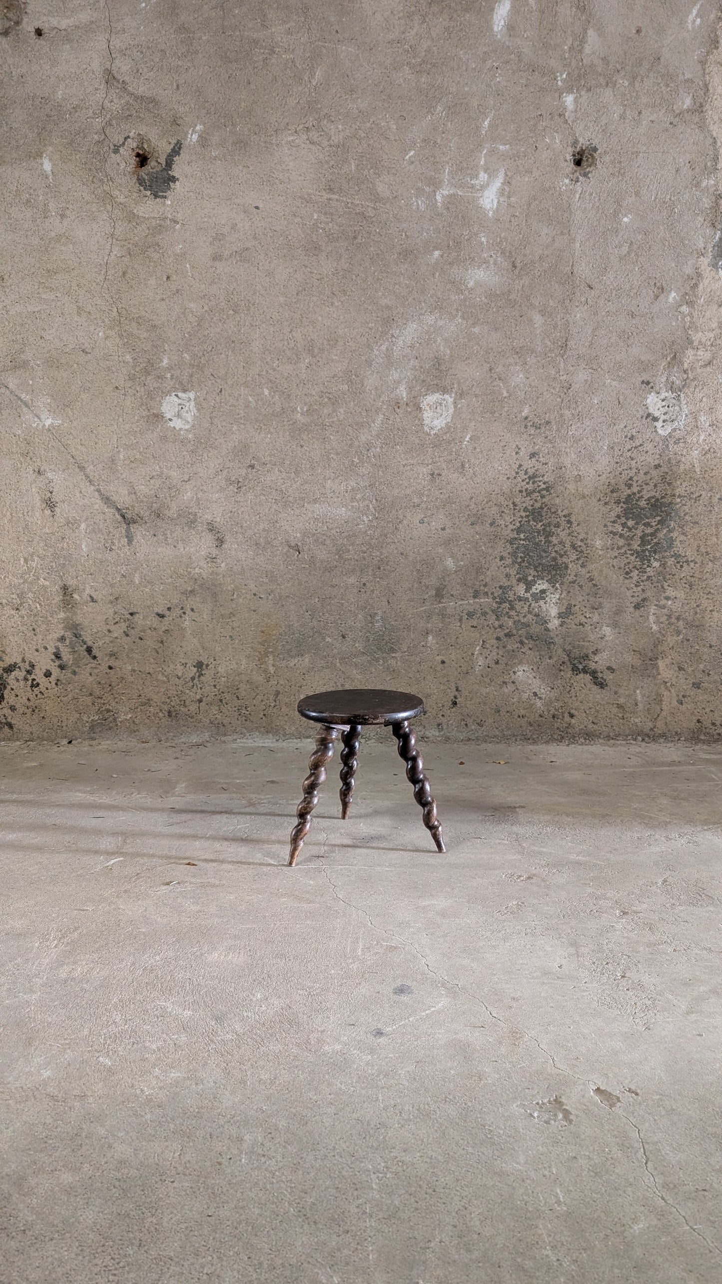 TABOURET TRIPODE À PIEDS TORSADÉS