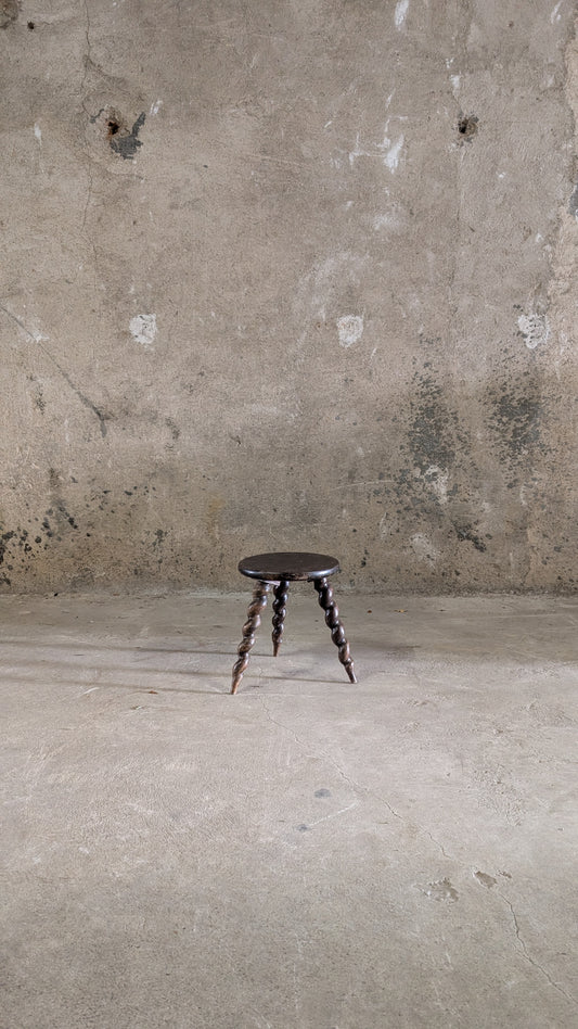 TABOURET TRIPODE À PIEDS TORSADÉS