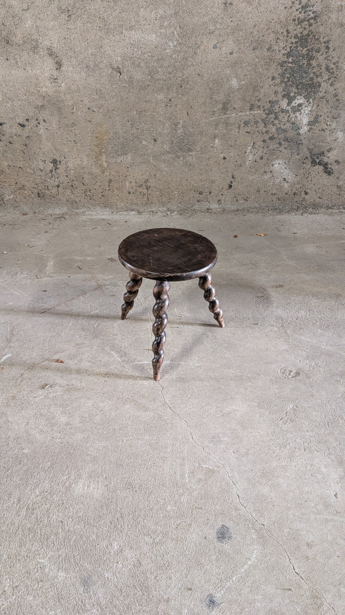 TABOURET TRIPODE À PIEDS TORSADÉS