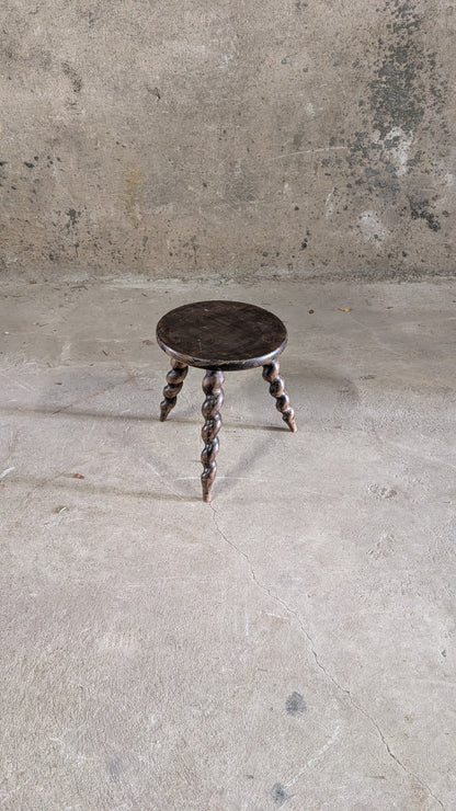 TABOURET TRIPODE À PIEDS TORSADÉS