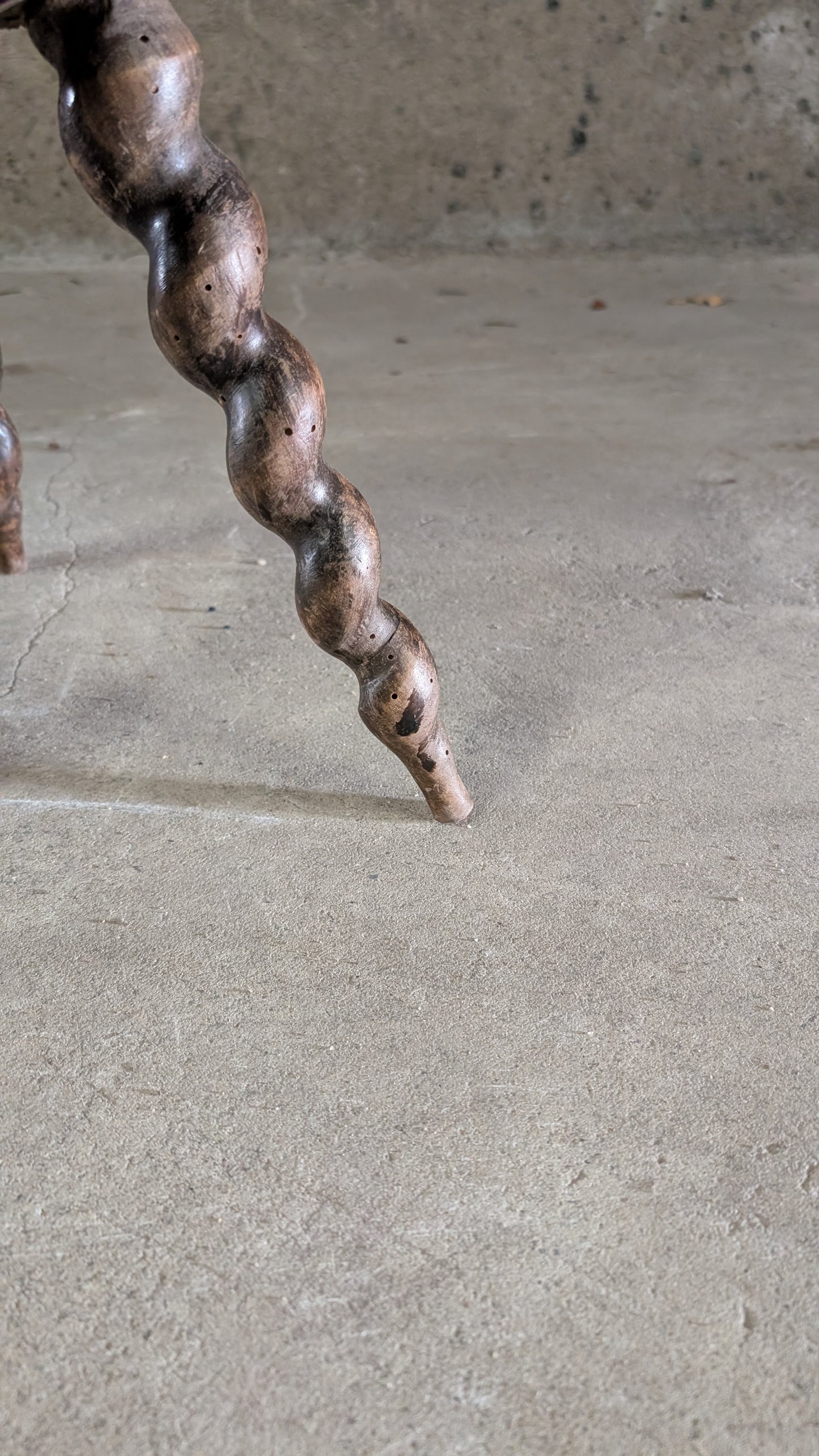 TABOURET TRIPODE À PIEDS TORSADÉS