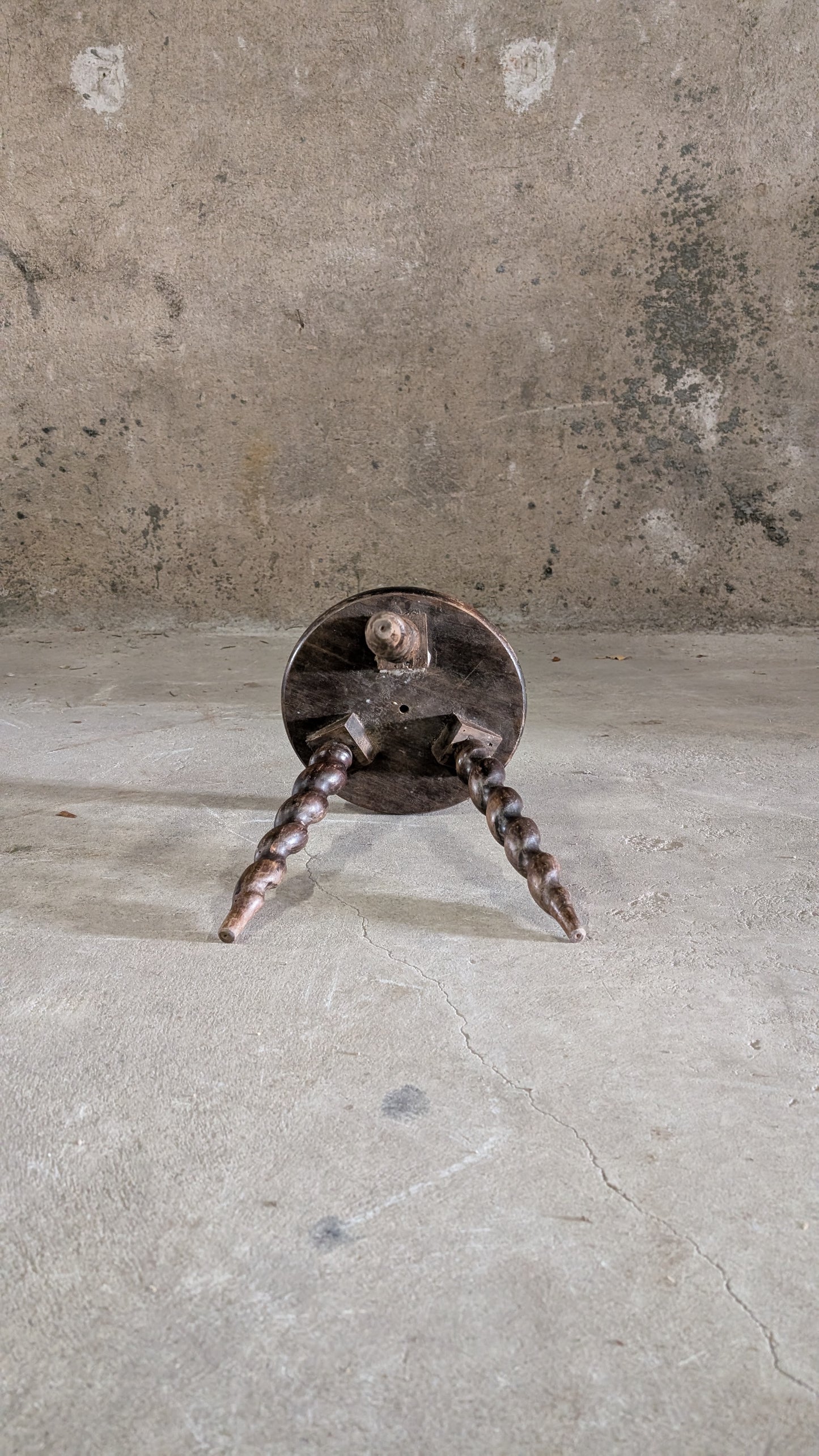 TABOURET TRIPODE À PIEDS TORSADÉS