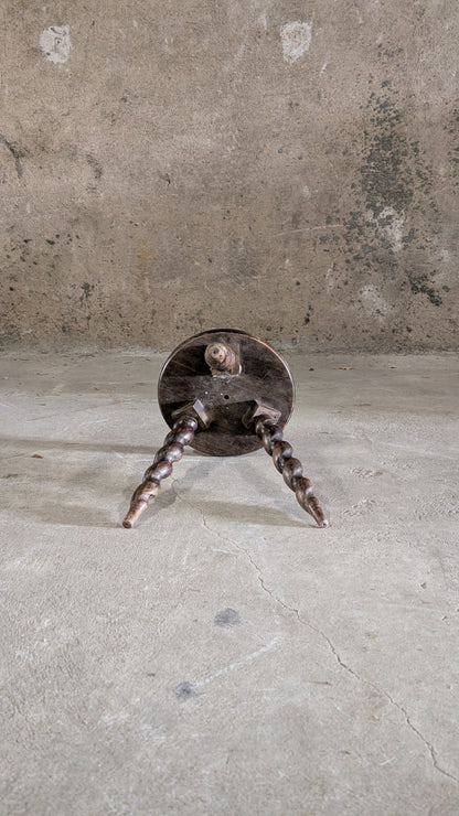 TABOURET TRIPODE À PIEDS TORSADÉS