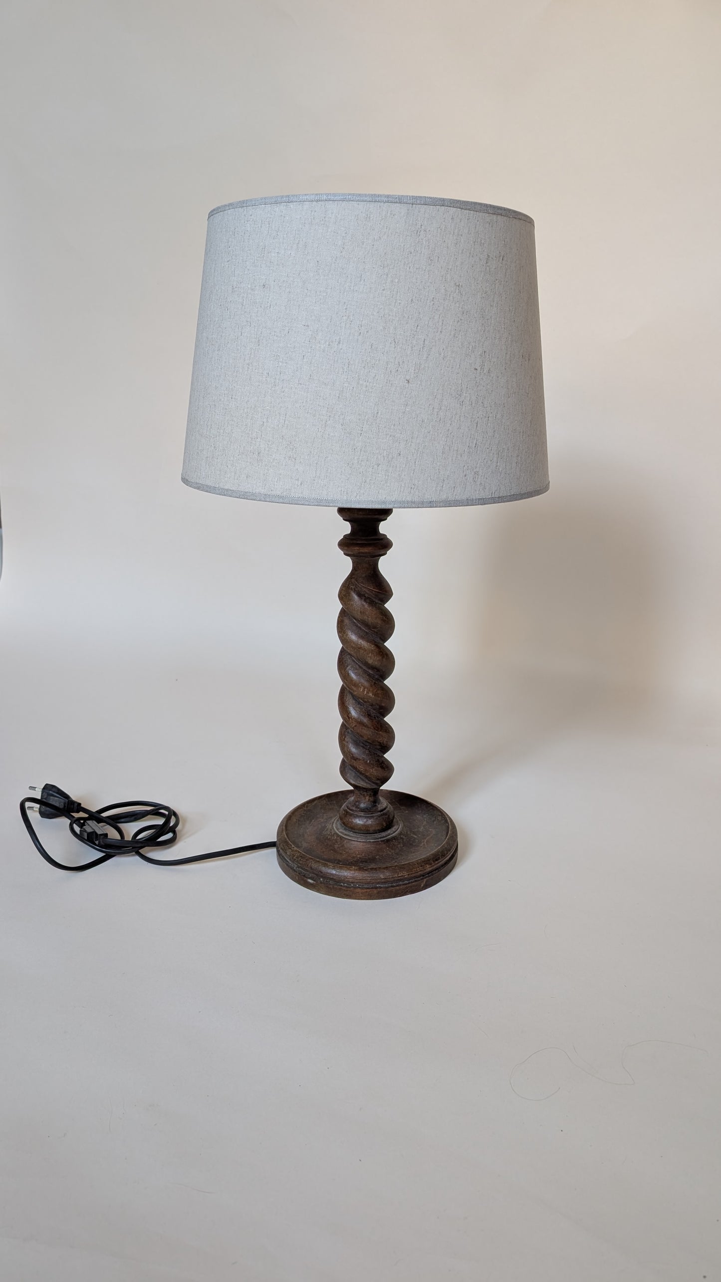LAMPE DE TABLE EN BOIS TORSADÉ
