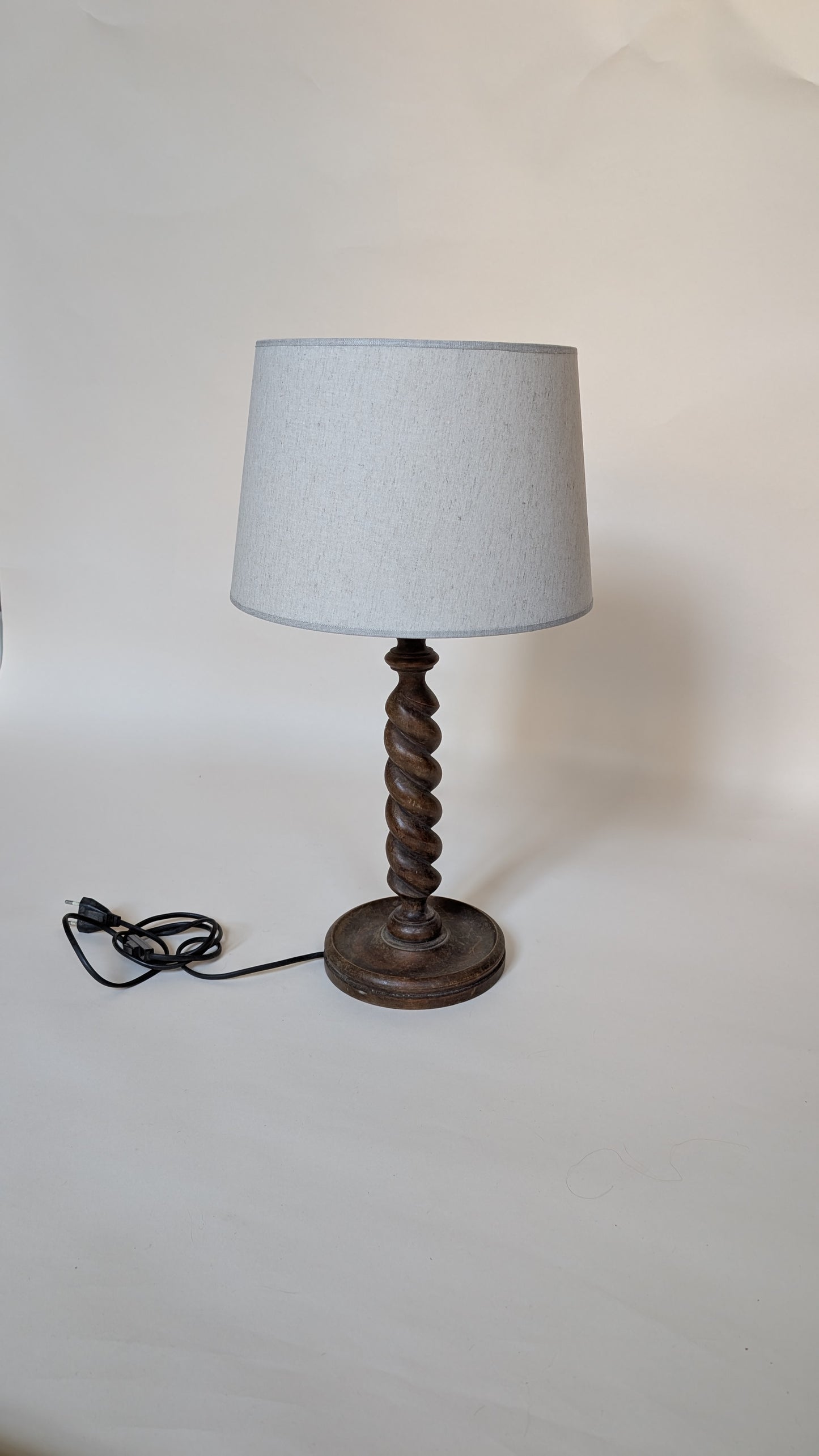 LAMPE DE TABLE EN BOIS TORSADÉ