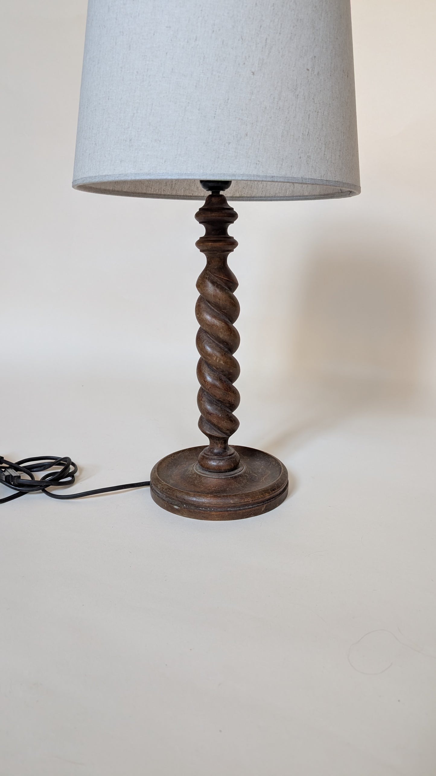 LAMPE DE TABLE EN BOIS TORSADÉ