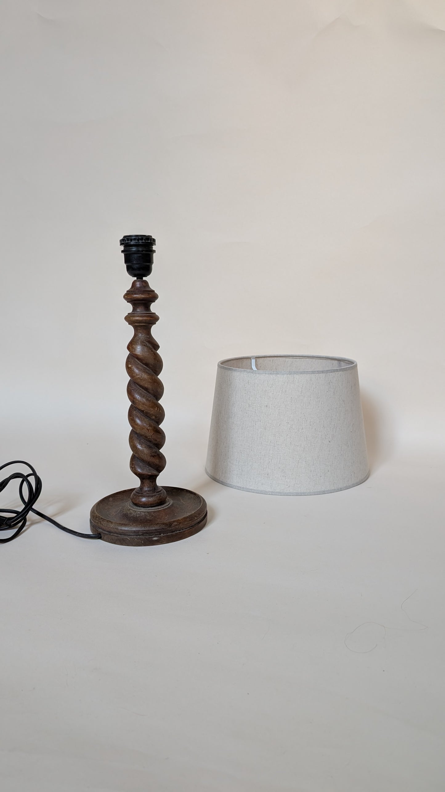 LAMPE DE TABLE EN BOIS TORSADÉ