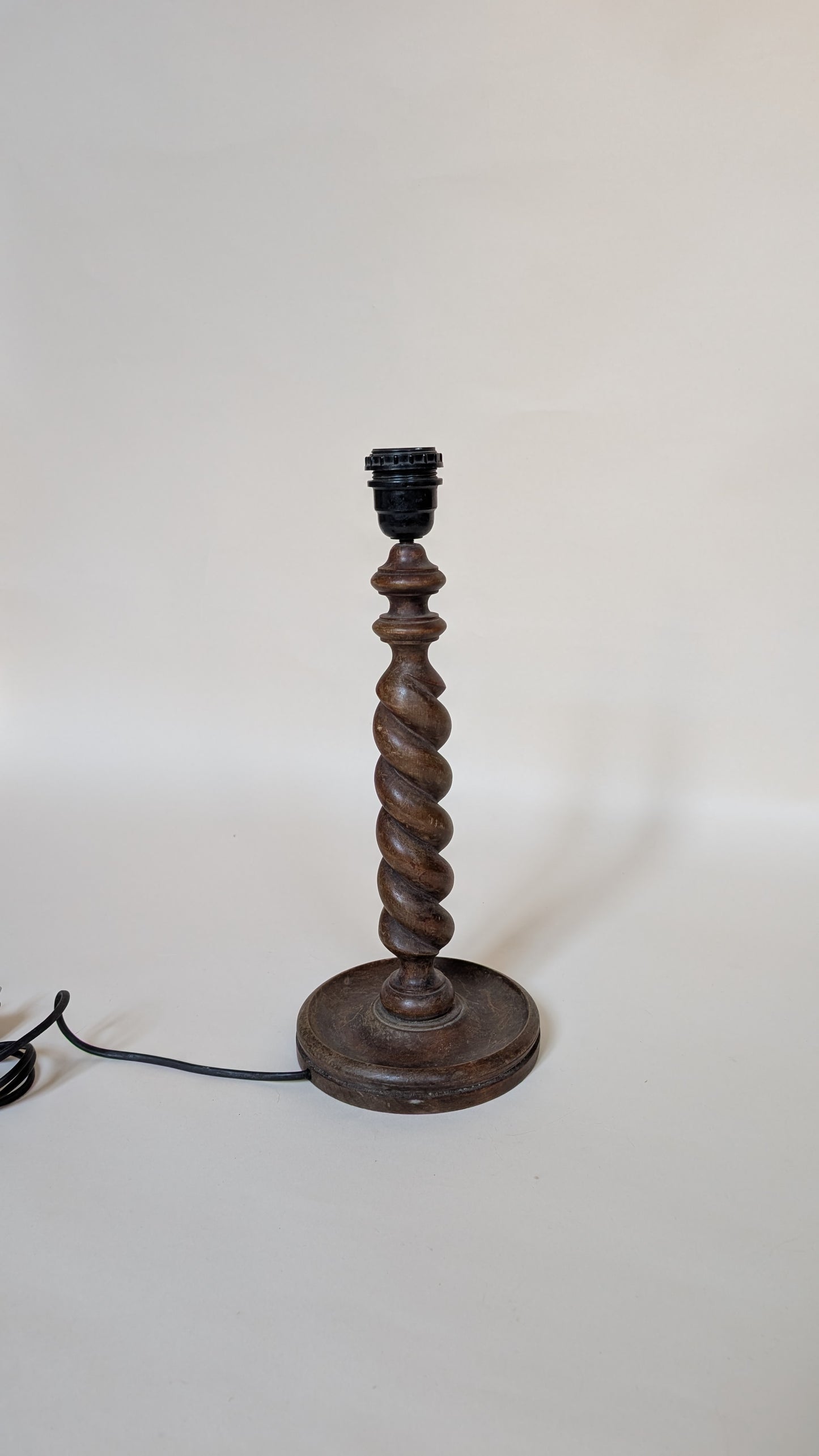 LAMPE DE TABLE EN BOIS TORSADÉ