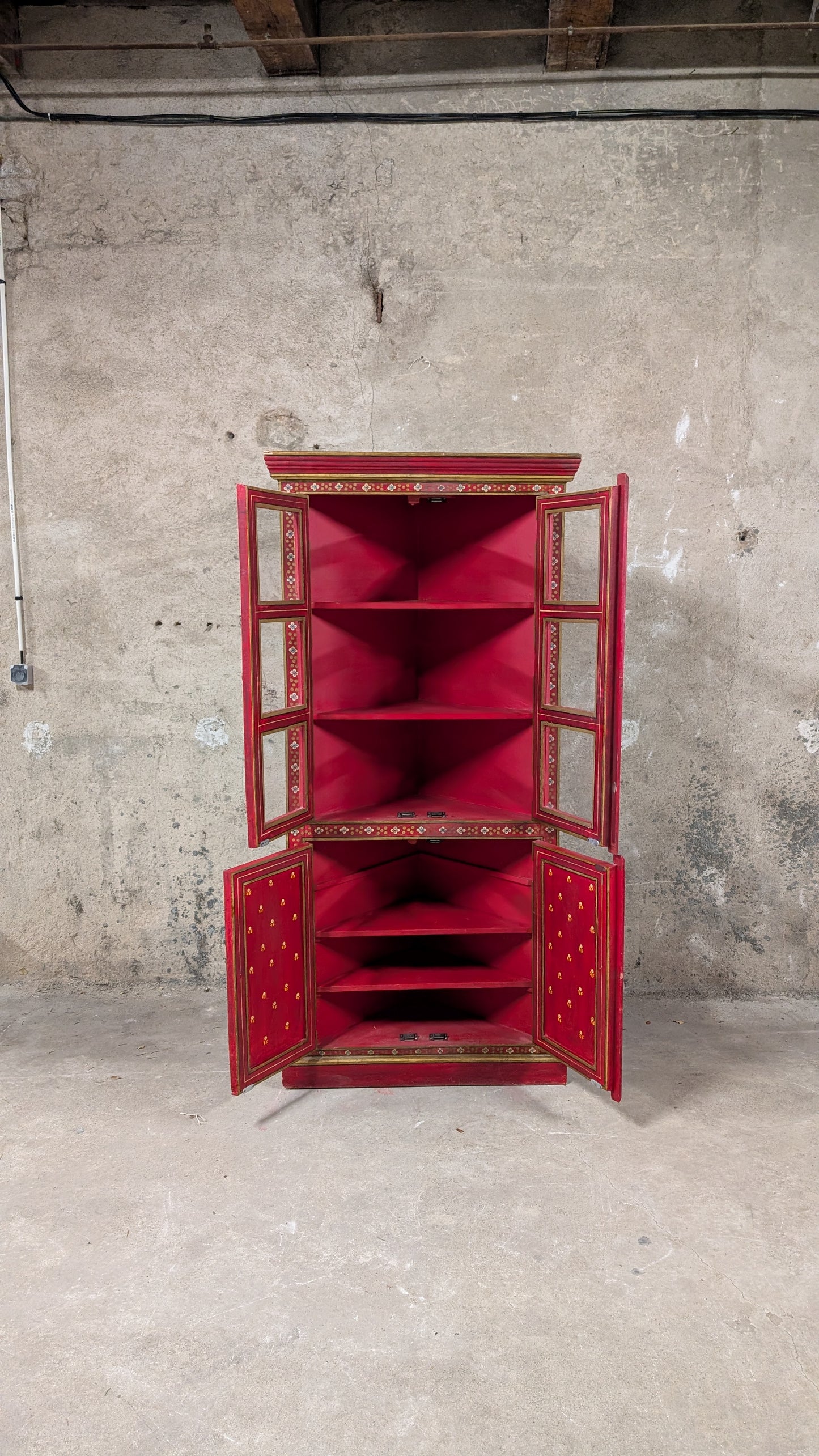 Bibliothèque vitrine d'inspiration indienne