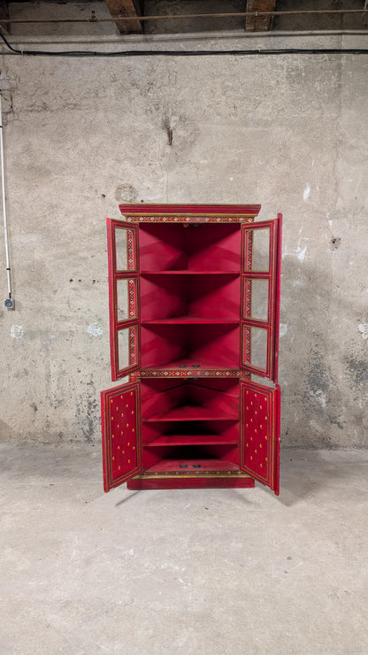 Bibliothèque vitrine d'inspiration indienne