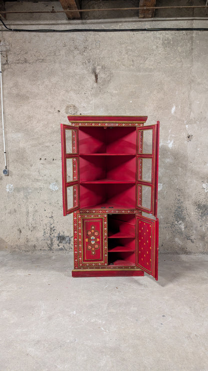 Bibliothèque vitrine d'inspiration indienne