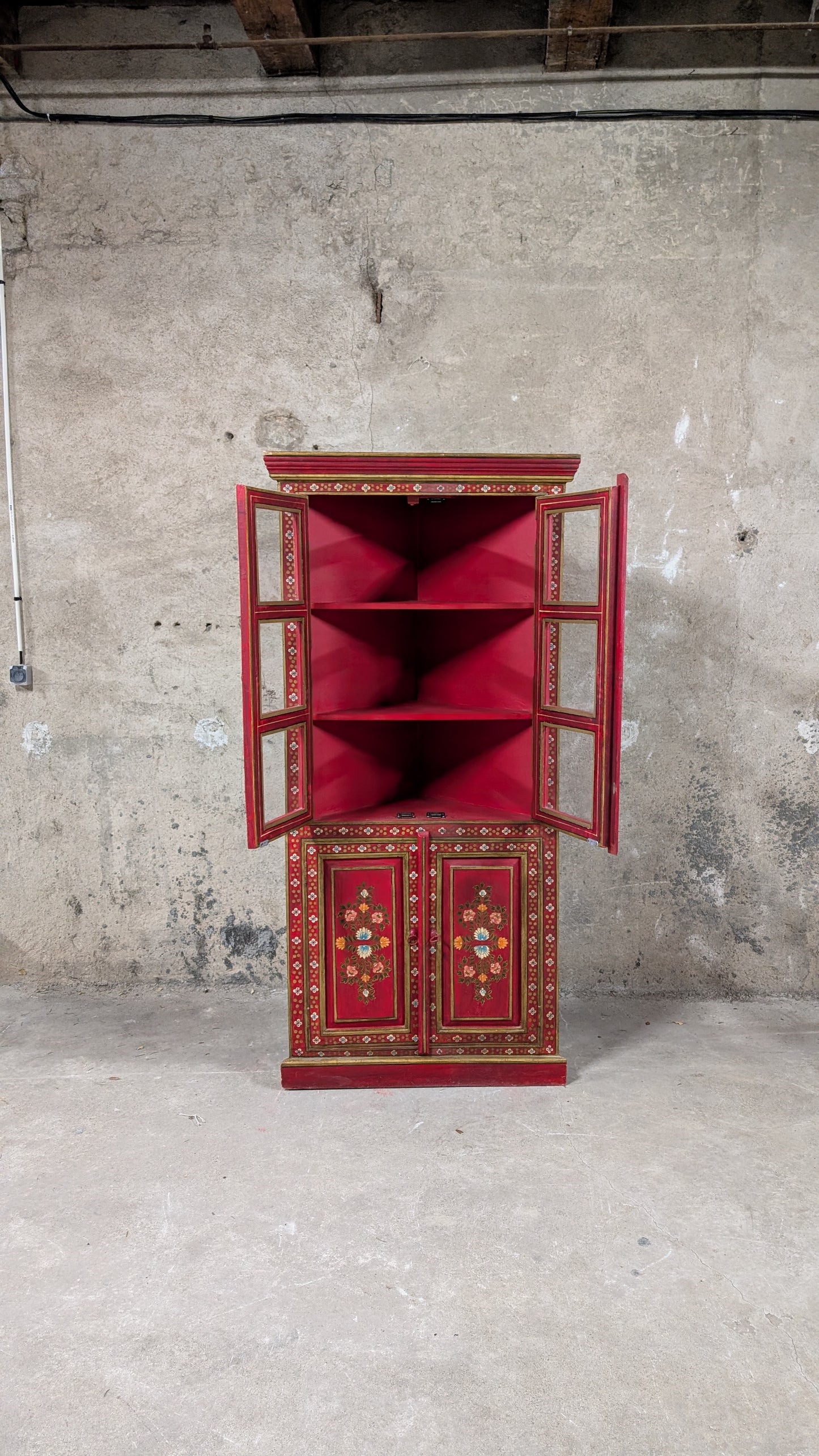 Bibliothèque vitrine d'inspiration indienne