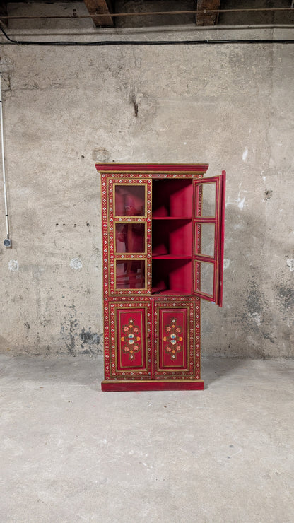 Bibliothèque vitrine d'inspiration indienne