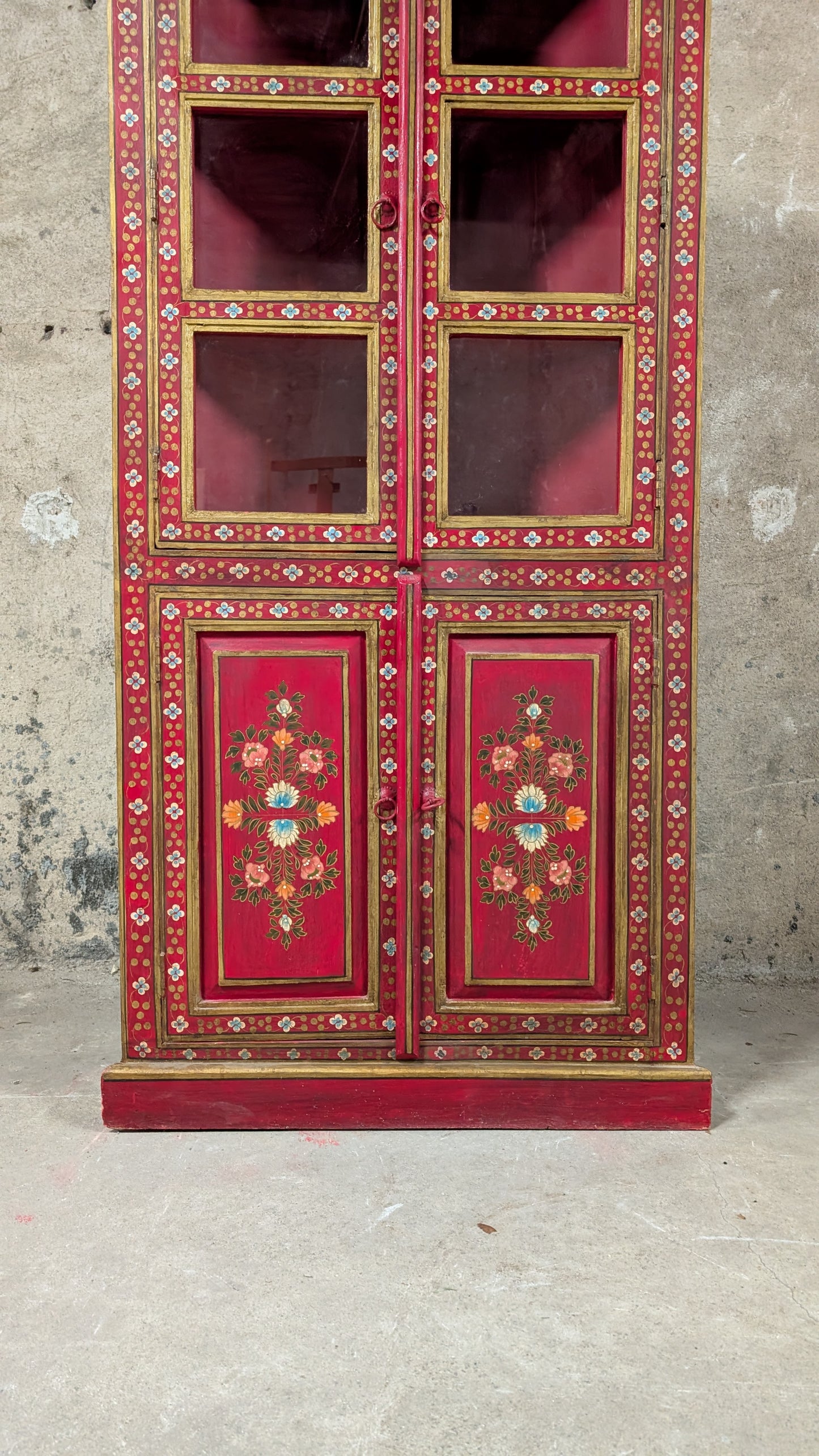 Bibliothèque vitrine d'inspiration indienne