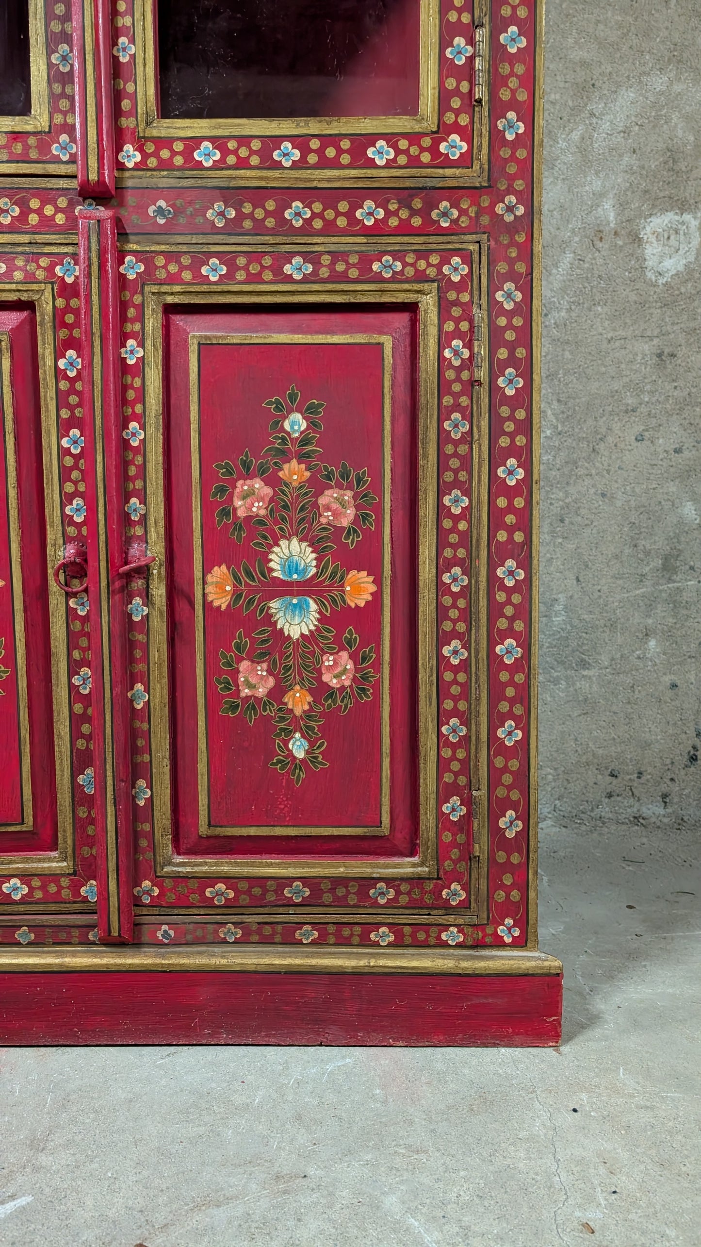 Bibliothèque vitrine d'inspiration indienne