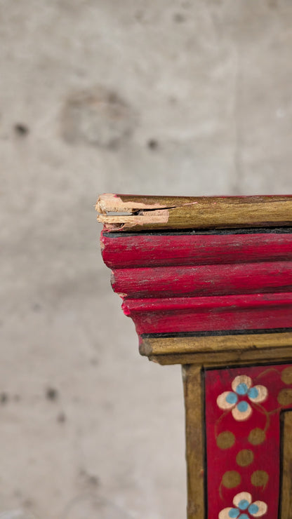 Bibliothèque vitrine d'inspiration indienne