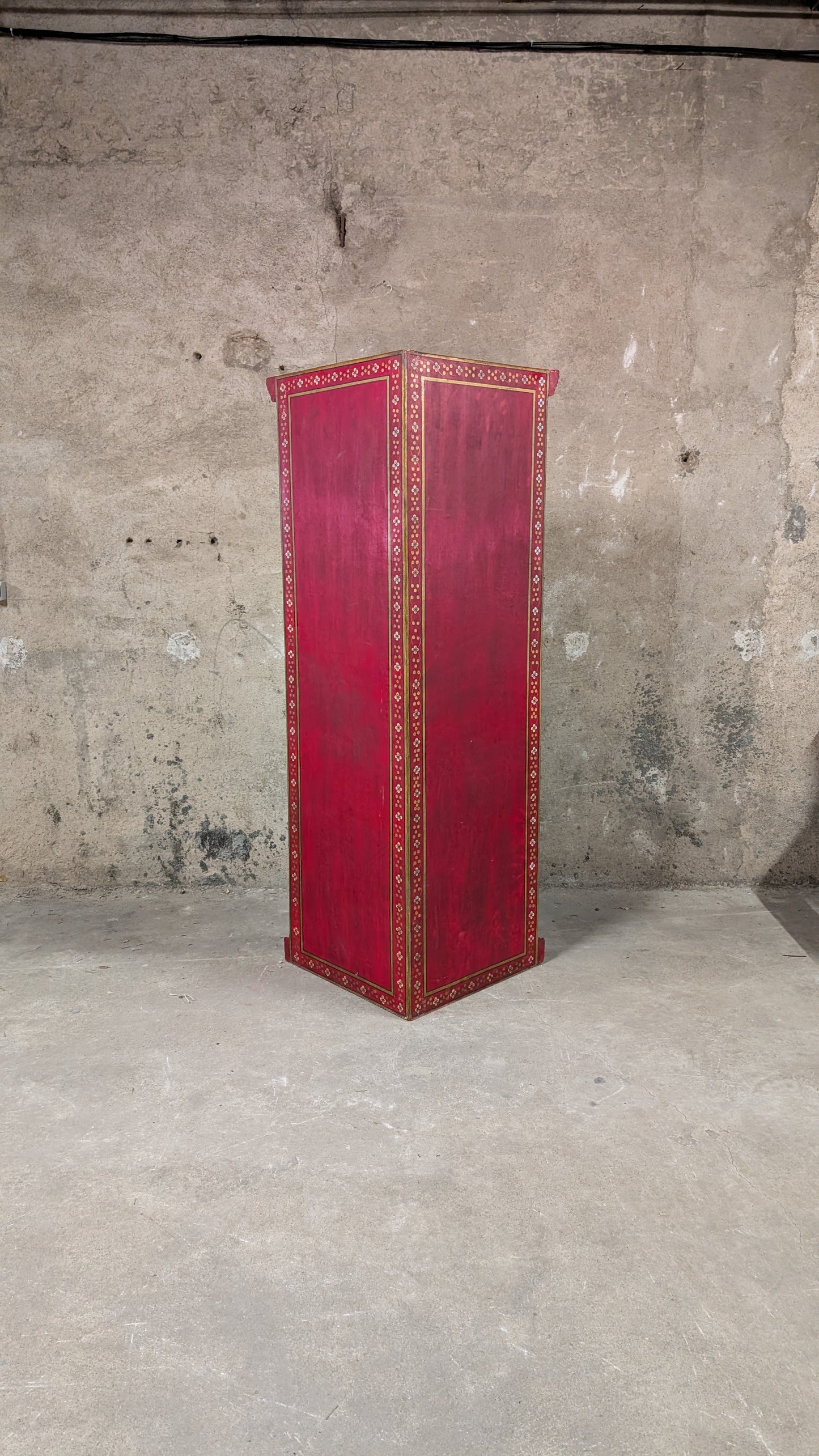 Bibliothèque vitrine d'inspiration indienne