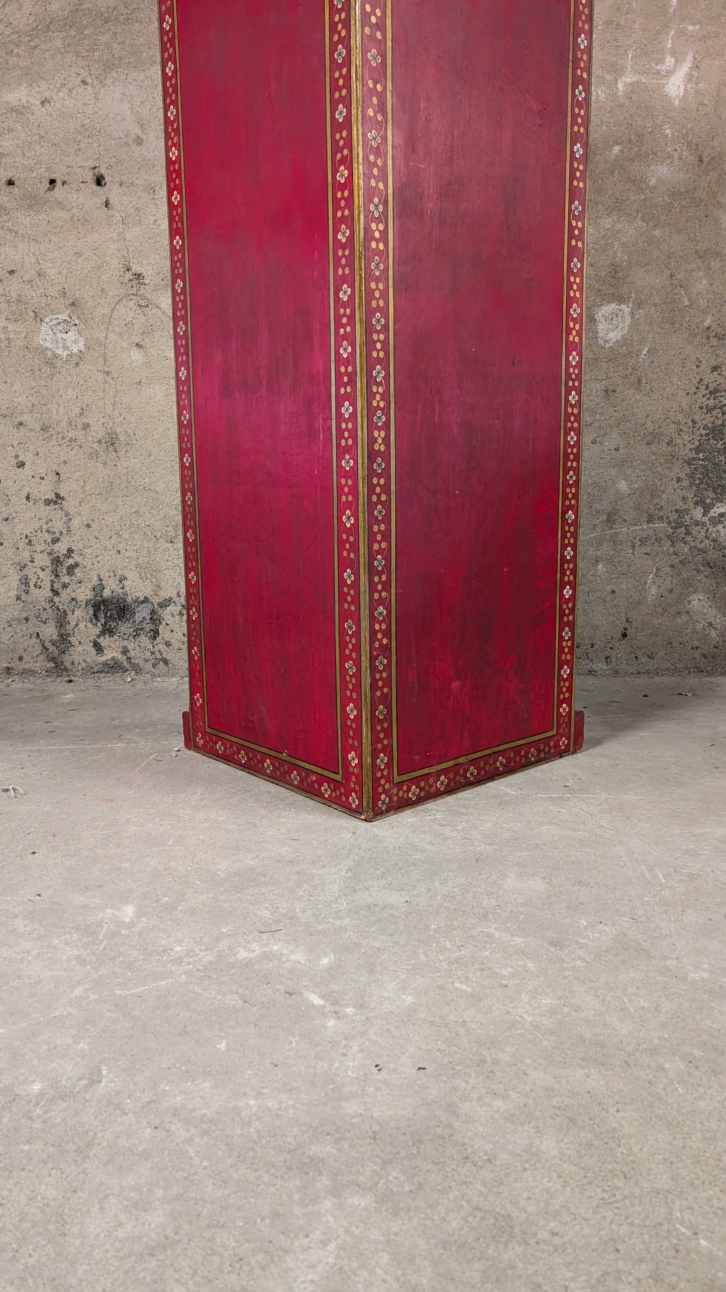 Bibliothèque vitrine d'inspiration indienne