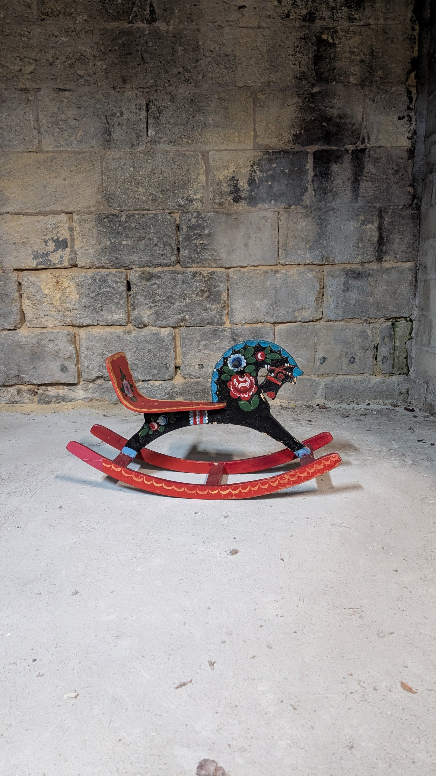 Cheval à bascule en bois peint