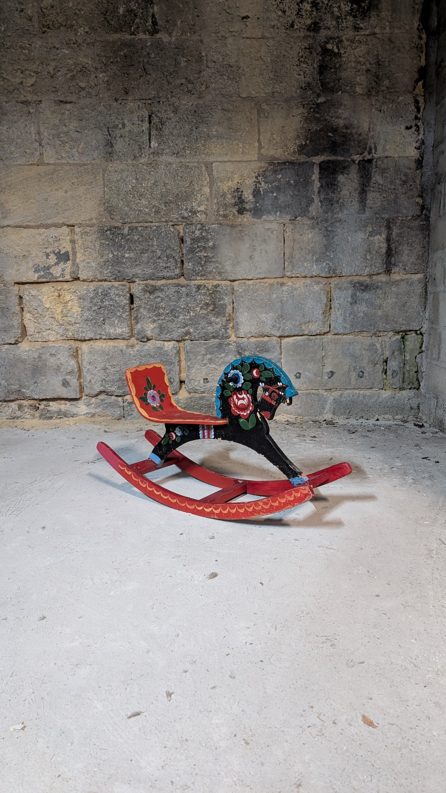 Cheval à bascule en bois peint